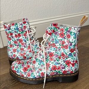 Dr. Martin floral Lace-Up boots-size 8